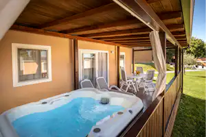 Camping Polari - Mobilheim mit Terrasse und privatem Whirlpool auf dem Campingplatz