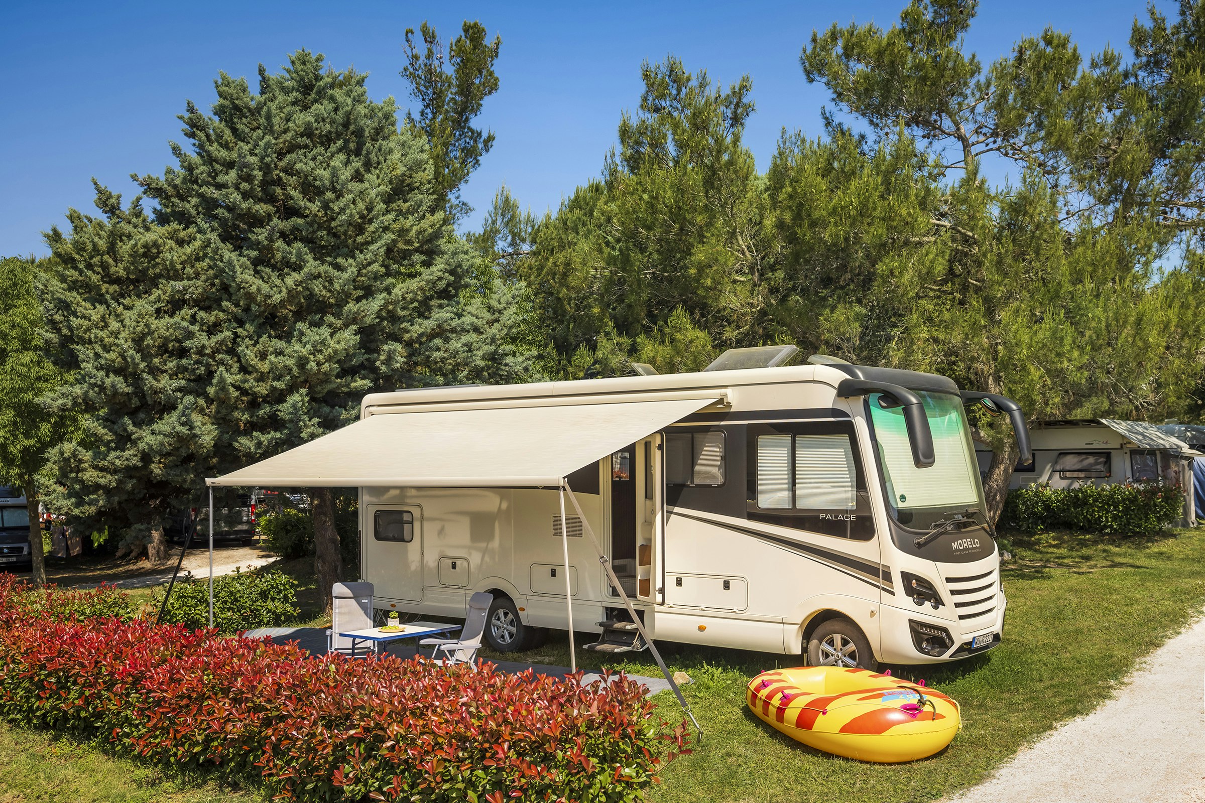 Camping Polari - Wohnmobil auf Standplatz auf dem Campingplatz