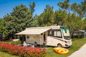 Camping Polari - Wohnmobil auf Standplatz auf dem Campingplatz