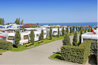 Camping Pole Horyzont - Wohnmobil- und  Wohnwagenstellplätze auf der Wiese mit Blick auf das Meer