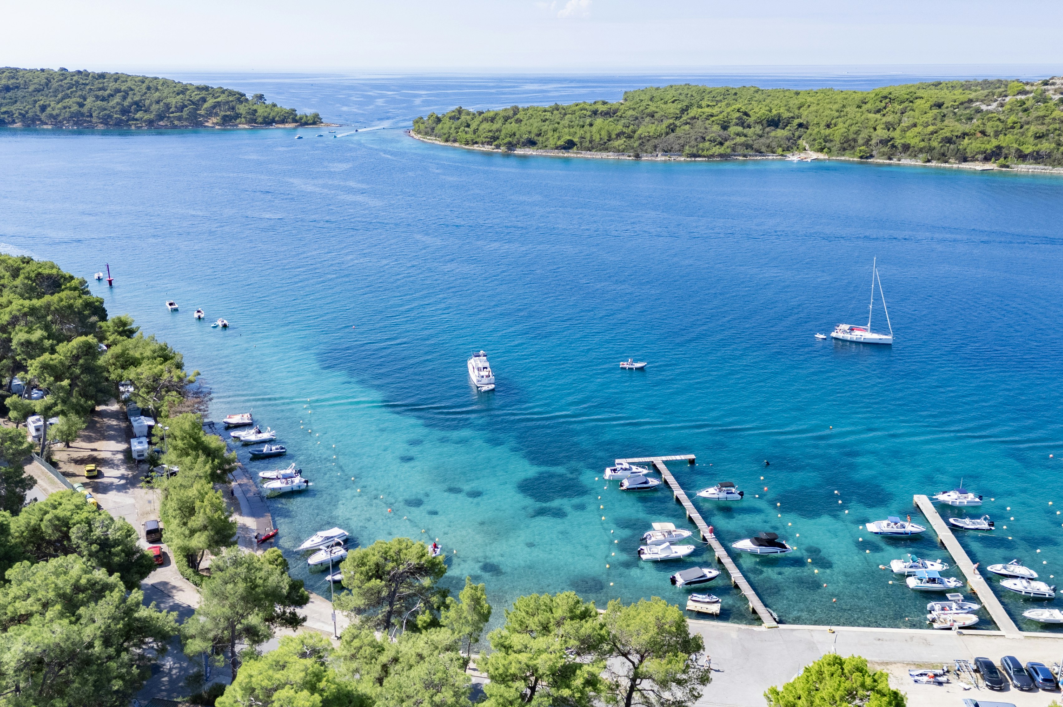 Camping Village Poljana  - Luftaufnahme des Campingplatzes am Meer mit Hafen