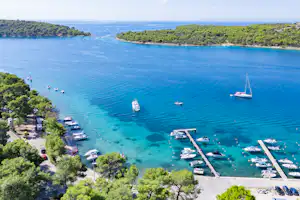 Camping Village Poljana - Luftaufnahme des Campingplatzes am Meer mit Hafen