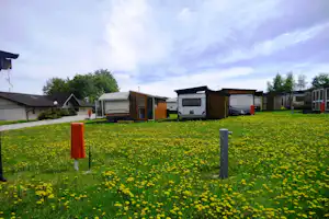 Camping Polsa - Wohnwagen- und Zeltstellplatz auf grüner Wiese auf dem Campingplatz