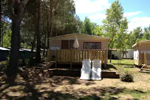 Camping Polvese - Mobilheim vom Campingplatz mit Veranda und Liegestühlen