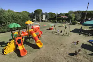 Camping Polvese - Spielplatz vom Campingplatz mit Rutschen und Schaukeln