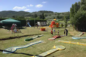 Camping Polvese - Minigolf und Spielplatz auf dem Campingplatz