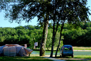 Camping Pomport Beach - Zelt im Schatten auf dem Campingplatz