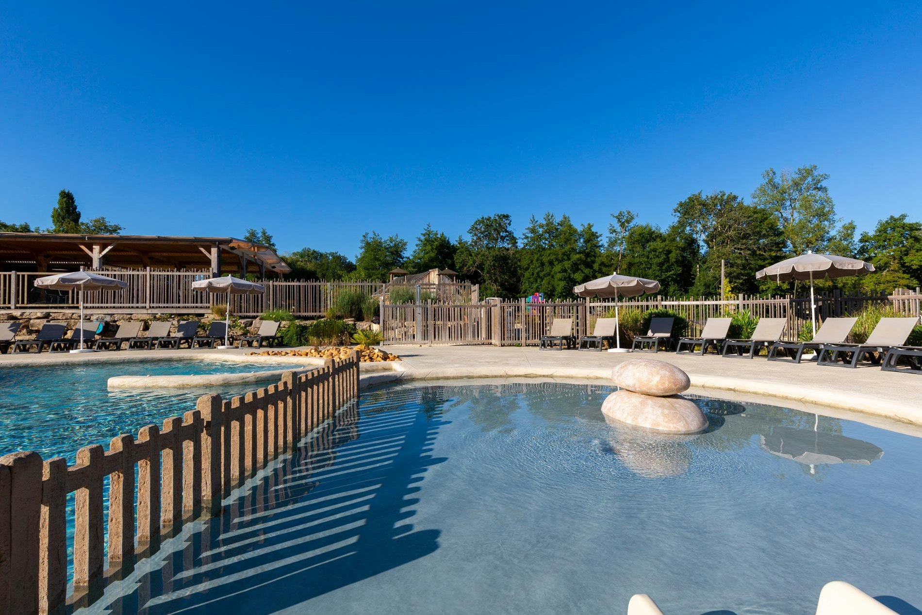 Yelloh! Village Pomport Beach  Camping Pomport Beach  - Pool im Freien mit Liegestühlen und Sonnenschirmen