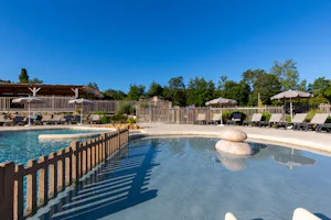 Yelloh! Village Pomport Beach Camping Pomport Beach - Pool im Freien mit Liegestühlen und Sonnenschirmen