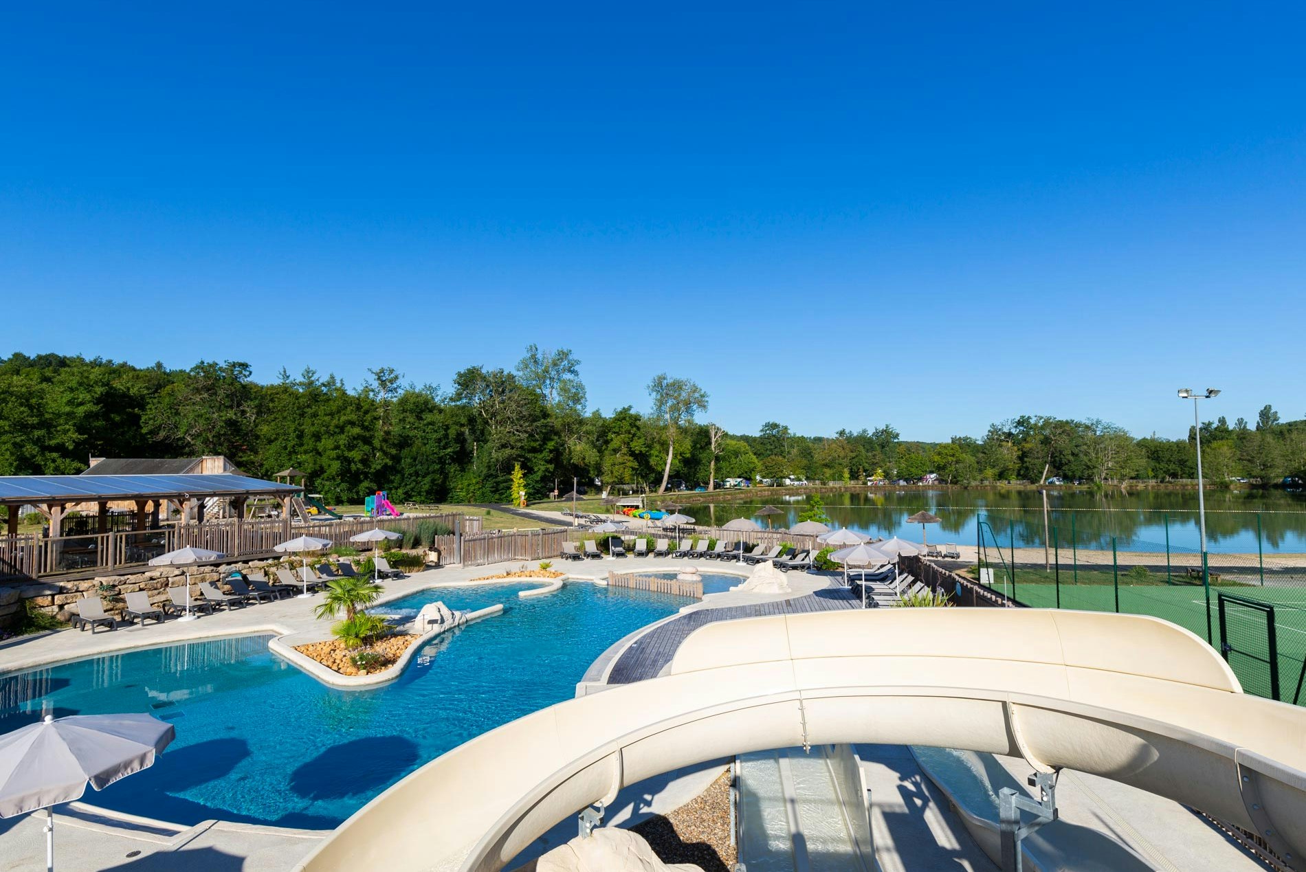 Yelloh! Village Pomport Beach  Camping Pomport Beach - Freibad mit Wasserrutsche auf dem Campingplatz