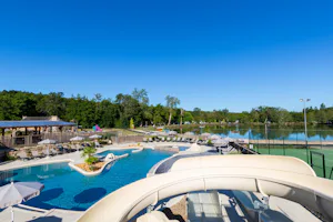 Yelloh! Village Pomport Beach Camping Pomport Beach - Freibad mit Wasserrutsche auf dem Campingplatz