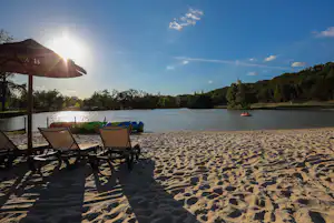 Yelloh! Village Pomport Beach Camping Pomport Beach - Liegestühle am Badestrand des Campingplatzes
