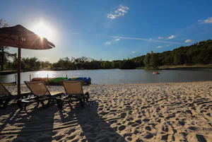 Yelloh! Village Pomport Beach Camping Pomport Beach - Liegestühle am Badestrand des Campingplatzes