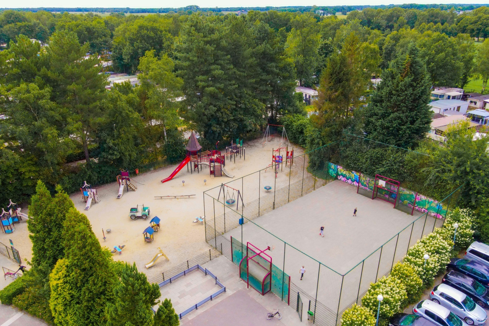 Capfun Camping Ponderosa - Luftaufnahme des Spielplatzes und des Sportplatzes