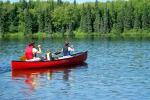 Camping Pont de Deulin - Kajak fahrende Gäste auf dem Fluss