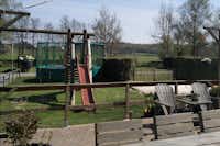Camping Pont de Deulin - Kinderspielplatz mit Rutsche und Trampolin
