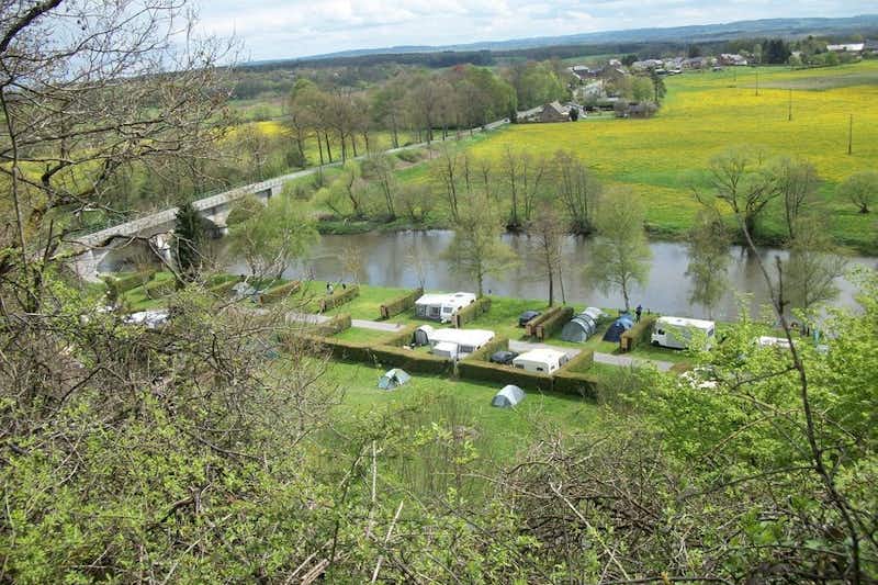Camping Pont de Deulin - Luftaufnahme auf Stellplätze des Campingplatzes am Fluss L Ourthe