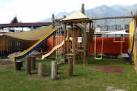 Camping & Pool Joghi e Bubu - Der Kinderspielplatz mit Kletterburg, Rutsche und Schaukeln