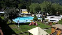 Camping & Pool Joghi e Bubu - Der Swimmingpool mit Stellplätzen daneben