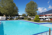 Camping & Pool Joghi e Bubu - Der Swimmingpool mit Wohnwagen im Hintergrund