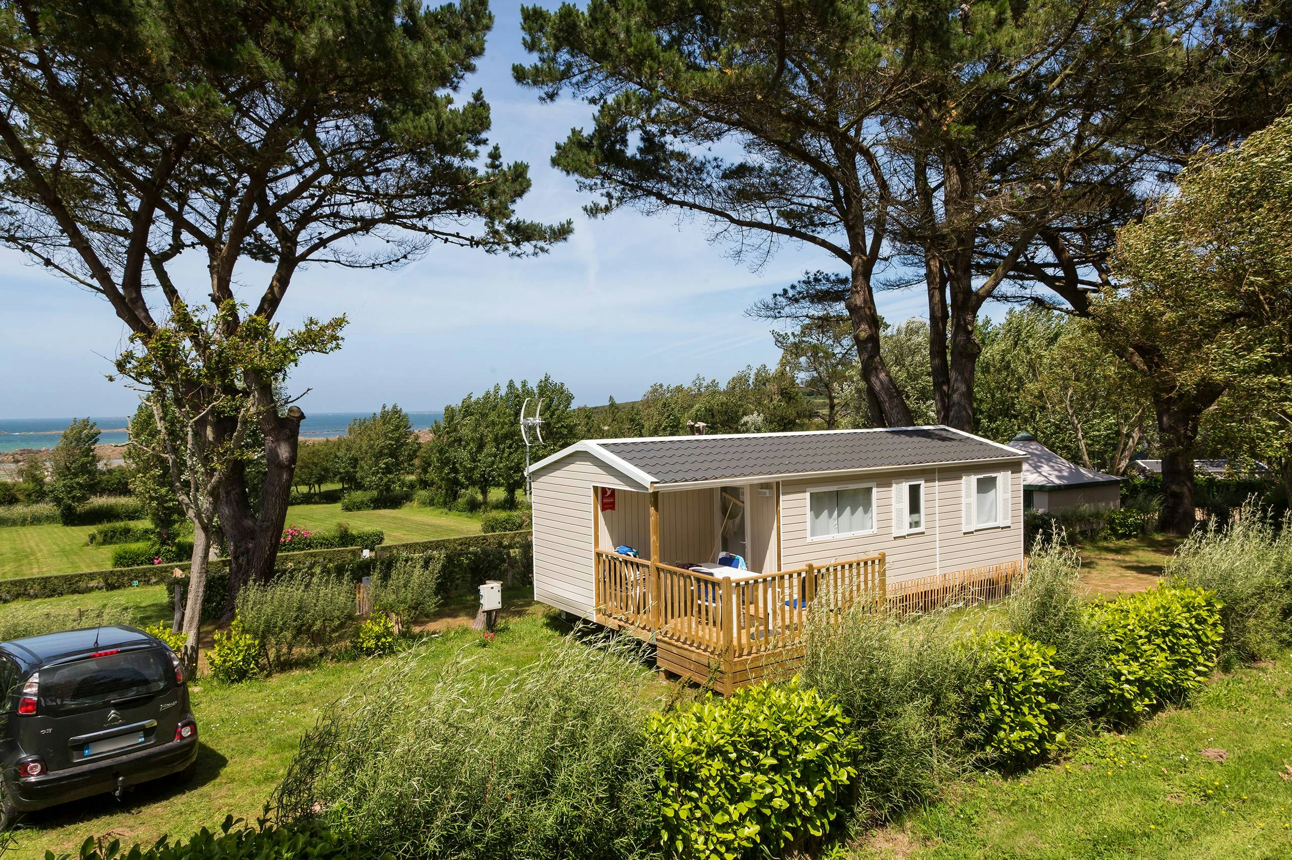 Flower Camping Le Port de la Chaine  Camping Port la Chaîne  - Mobilheim mit Terrasse auf dem Campingplatz