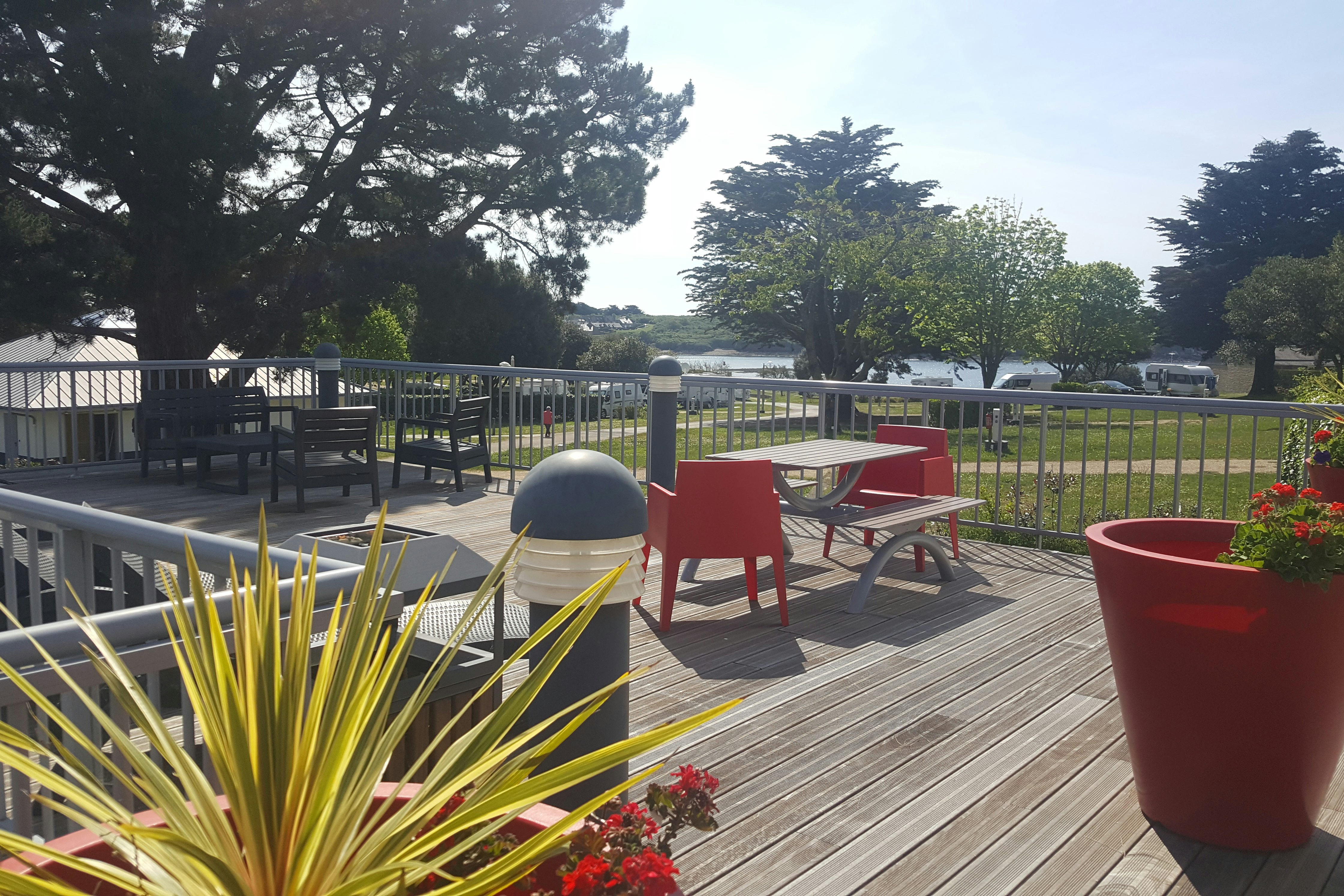 Camping Port Sable - Terrasse auf dem Campingplatz