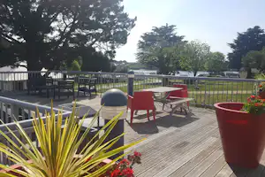 Camping Port Sable - Terrasse auf dem Campingplatz