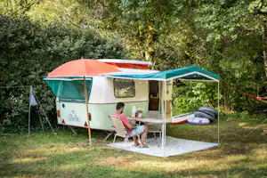 Onlycamp Camping Port Sainte Marie - Camper entspannt auf seinem Standplatz umgeben von Bäumen