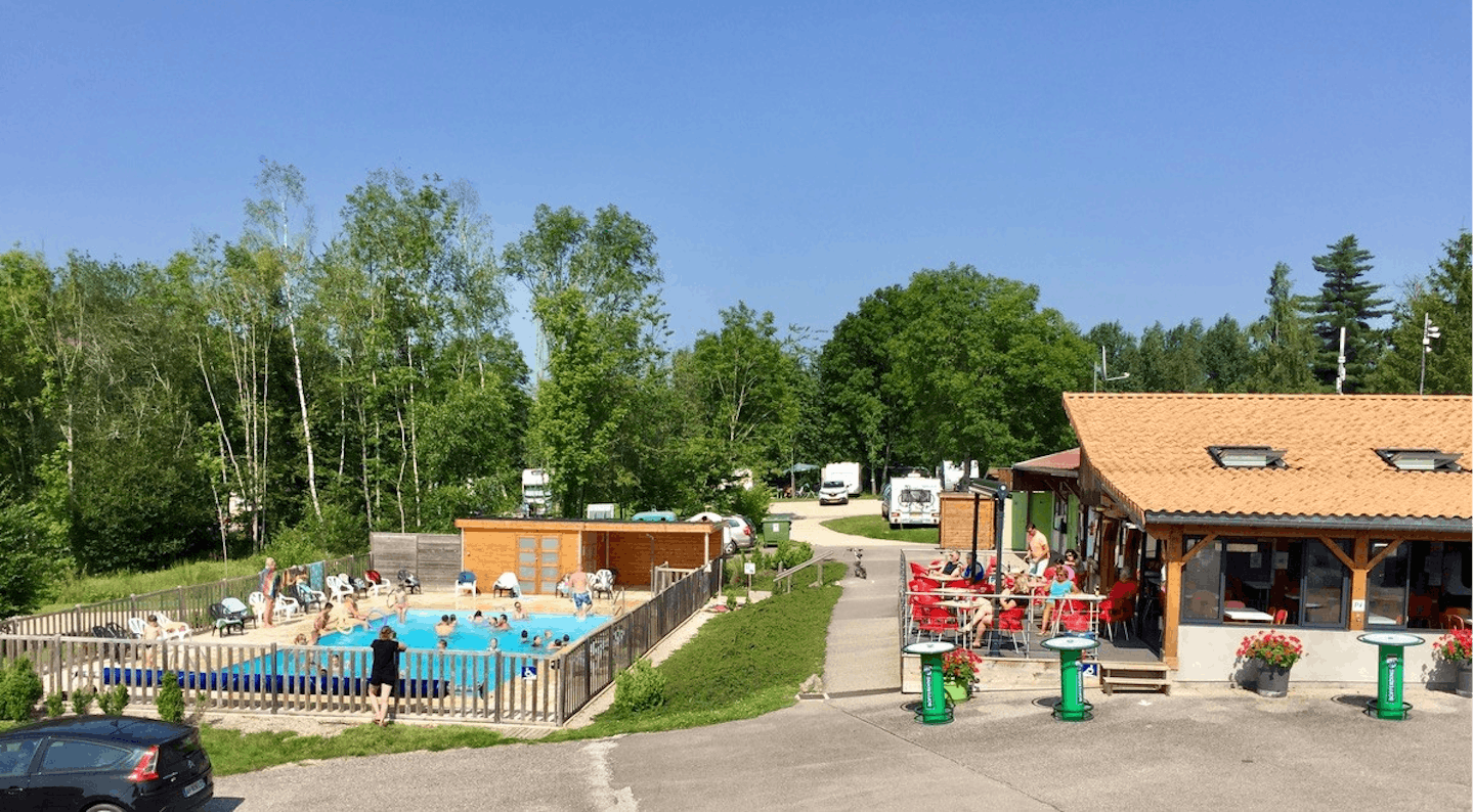 Camping Porte des Vosges - Blick auf den Campingplatz mit Pool im Freien