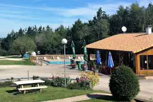 Camping Porte des Vosges - Restaurantgebäude mit überdachter Terrasse und dem Swimmingpool im Hintergrund
