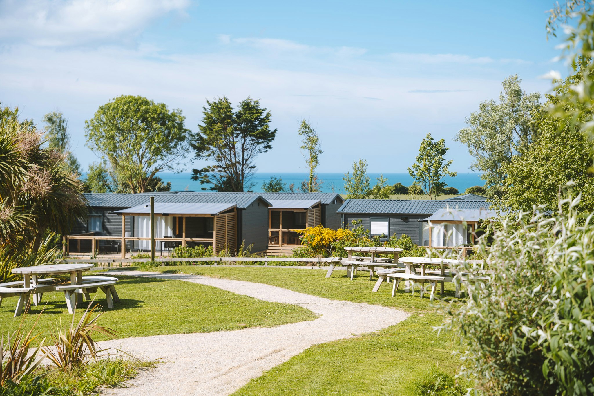 Yelloh! Village Port-land - Außenansicht der Mobilheime auf dem Campingplatz