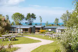 Yelloh! Village Port-land - Außenansicht der Mobilheime auf dem Campingplatz