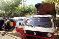 Camping PortMassaluca - Kleinbus im Schatten auf dem Campingplatz