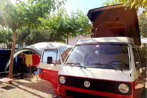 Camping PortMassaluca - Kleinbus im Schatten auf dem Campingplatz