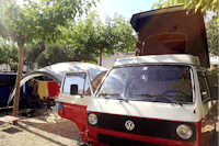 Camping PortMassaluca - Kleinbus im Schatten auf dem Campingplatz