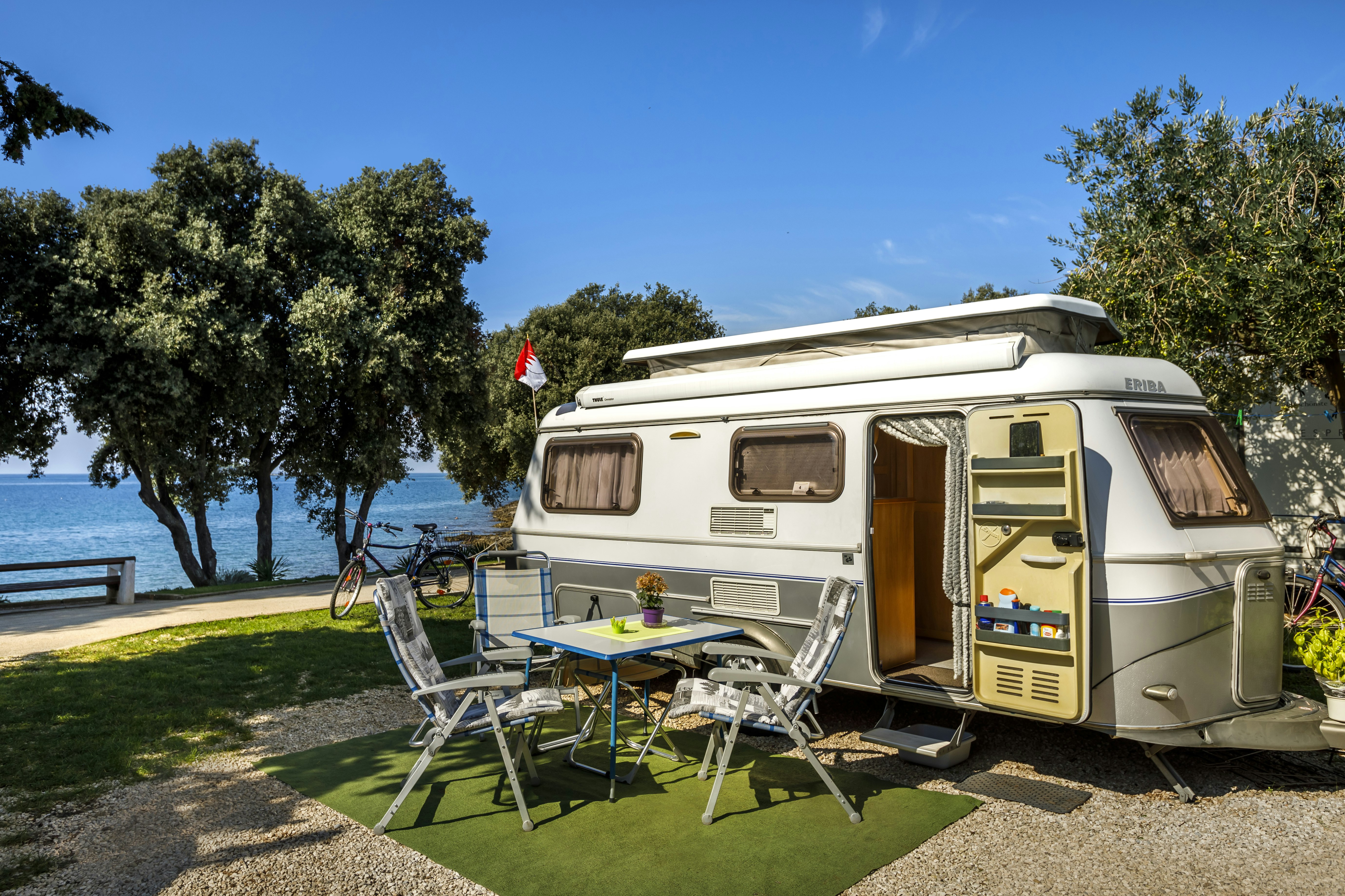 Camping Porto Sole  -  Wohnmobil vom Campingplatz auf dem Stellplatz vom Campingplatz mit Blick auf das Meer