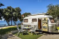 Camping Porto Sole  -  Wohnmobil vom Campingplatz auf dem Stellplatz vom Campingplatz mit Blick auf das Meer