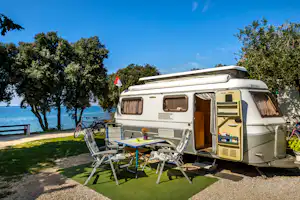 Camping Porto Sole - Wohnmobil vom Campingplatz auf dem Stellplatz vom Campingplatz mit Blick auf das Meer