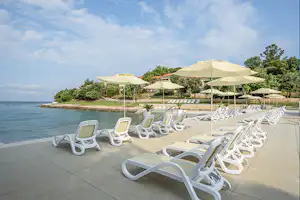 Camping Porto Sole - Badestrand vor dem Campingplatz mit Liegestühlen und Sonnenschirmen