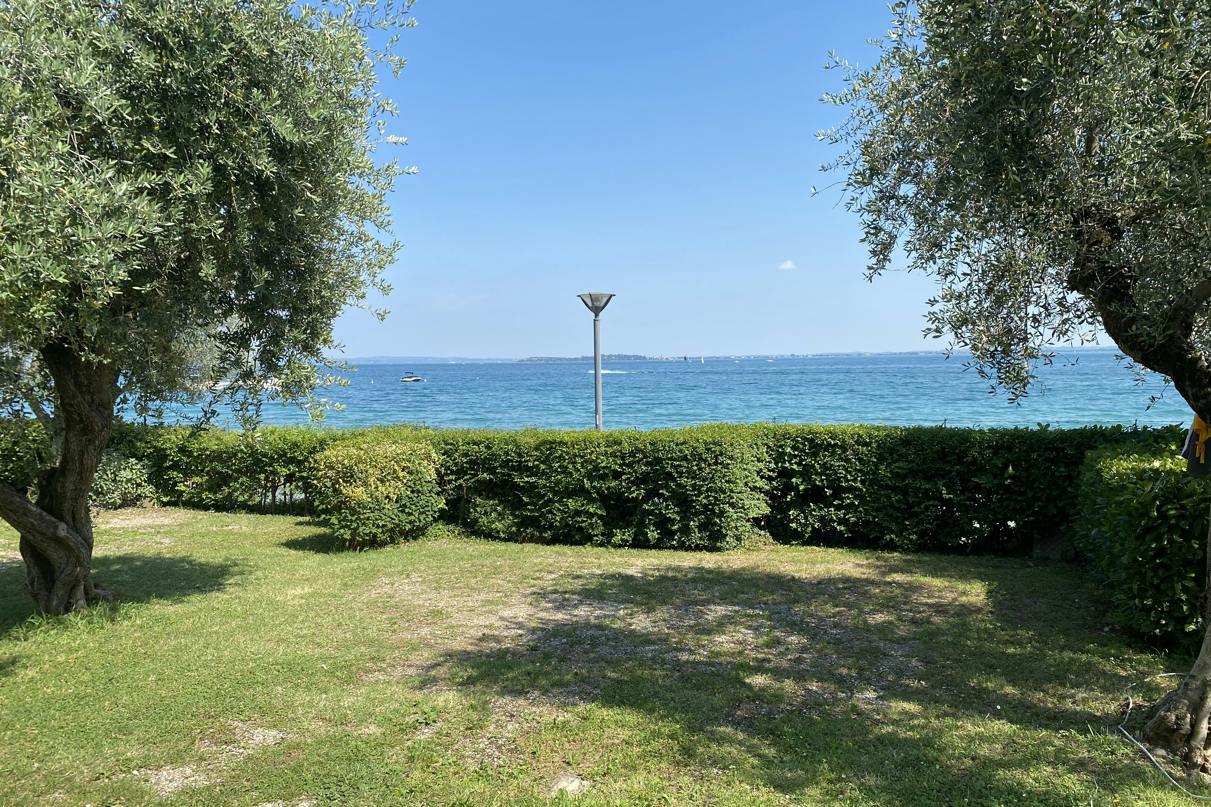 Camping Porto -  Standplatz auf dem Campingplatz mit Blick auf Gardasee