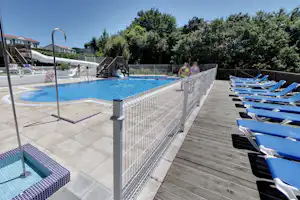 Camping Portuondo - Pool im Freien mit Liegestühlen