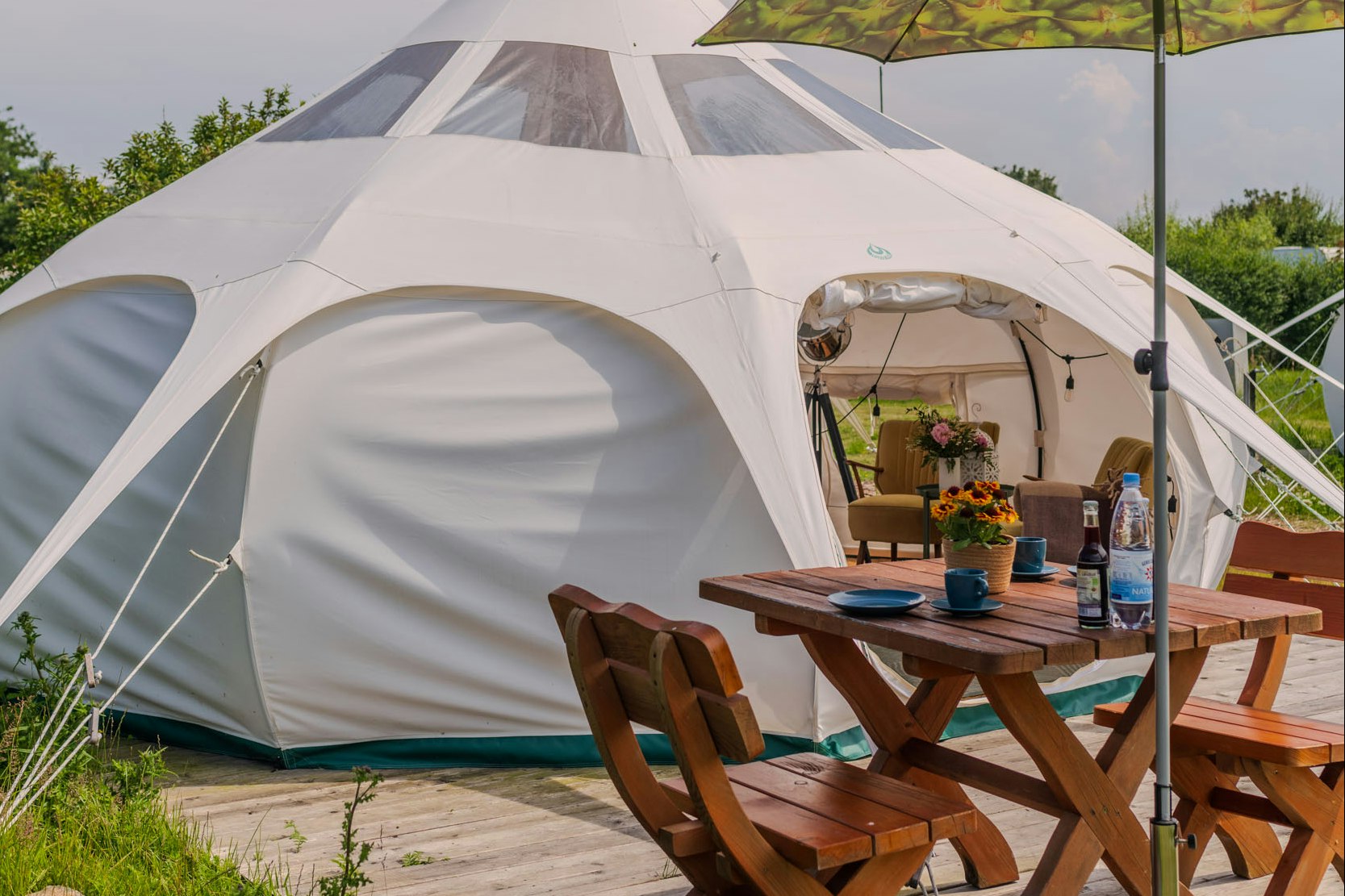 Auszeit 27 - Blick auf ein Glamping-Zelt mit Terrasse