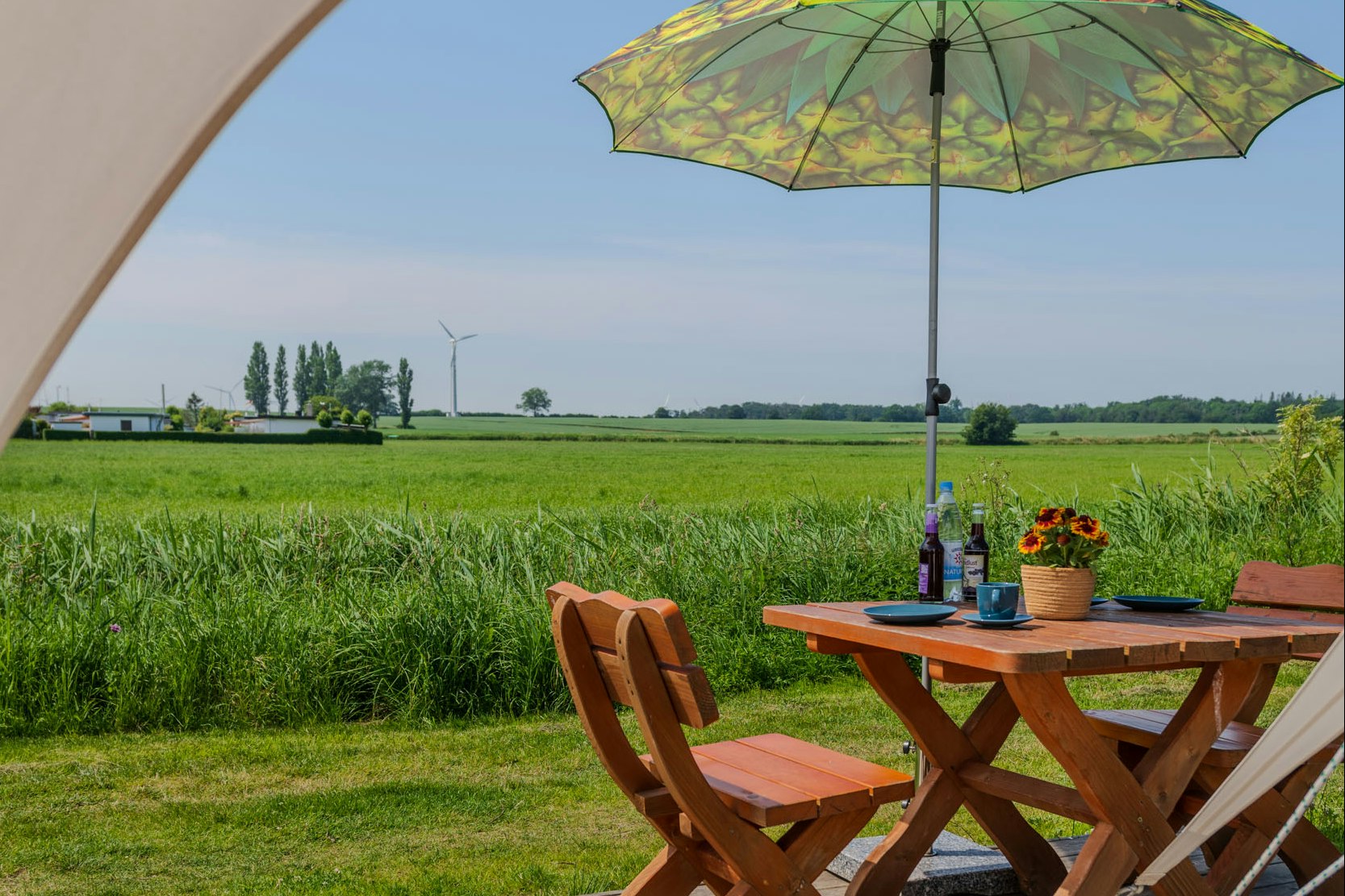 Auszeit 27 - Terrasse eines Glamping-Zeltes auf dem Campingplatz