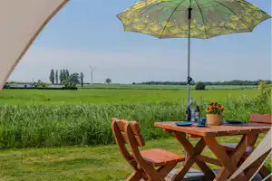 Auszeit 27 - Terrasse eines Glamping-Zeltes auf dem Campingplatz