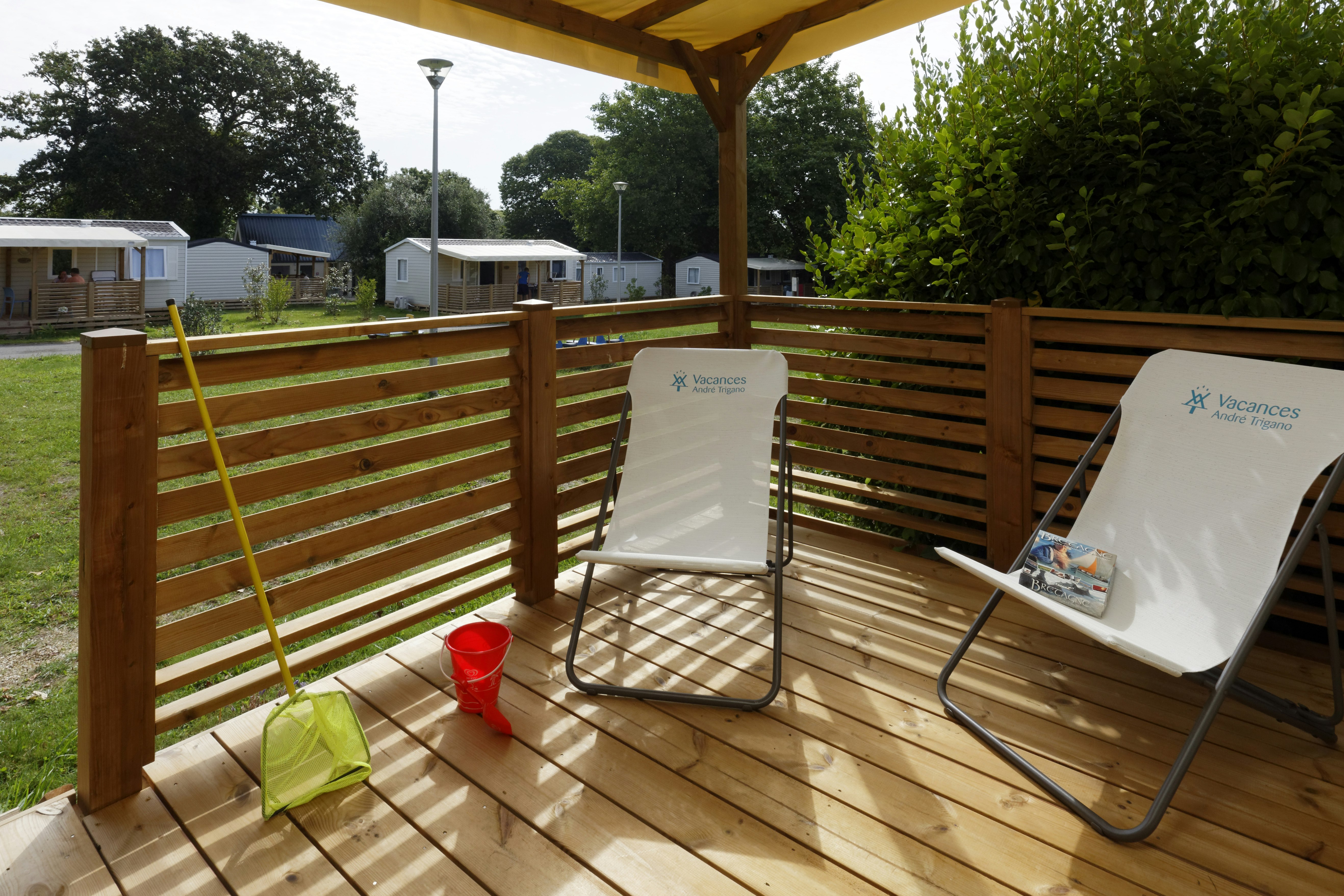 Camping Poulmic  - Mobilheim mit Terrasse auf dem Campingplatz