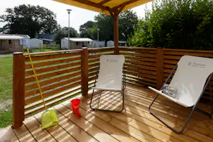 Camping Poulmic - Mobilheim mit Terrasse auf dem Campingplatz