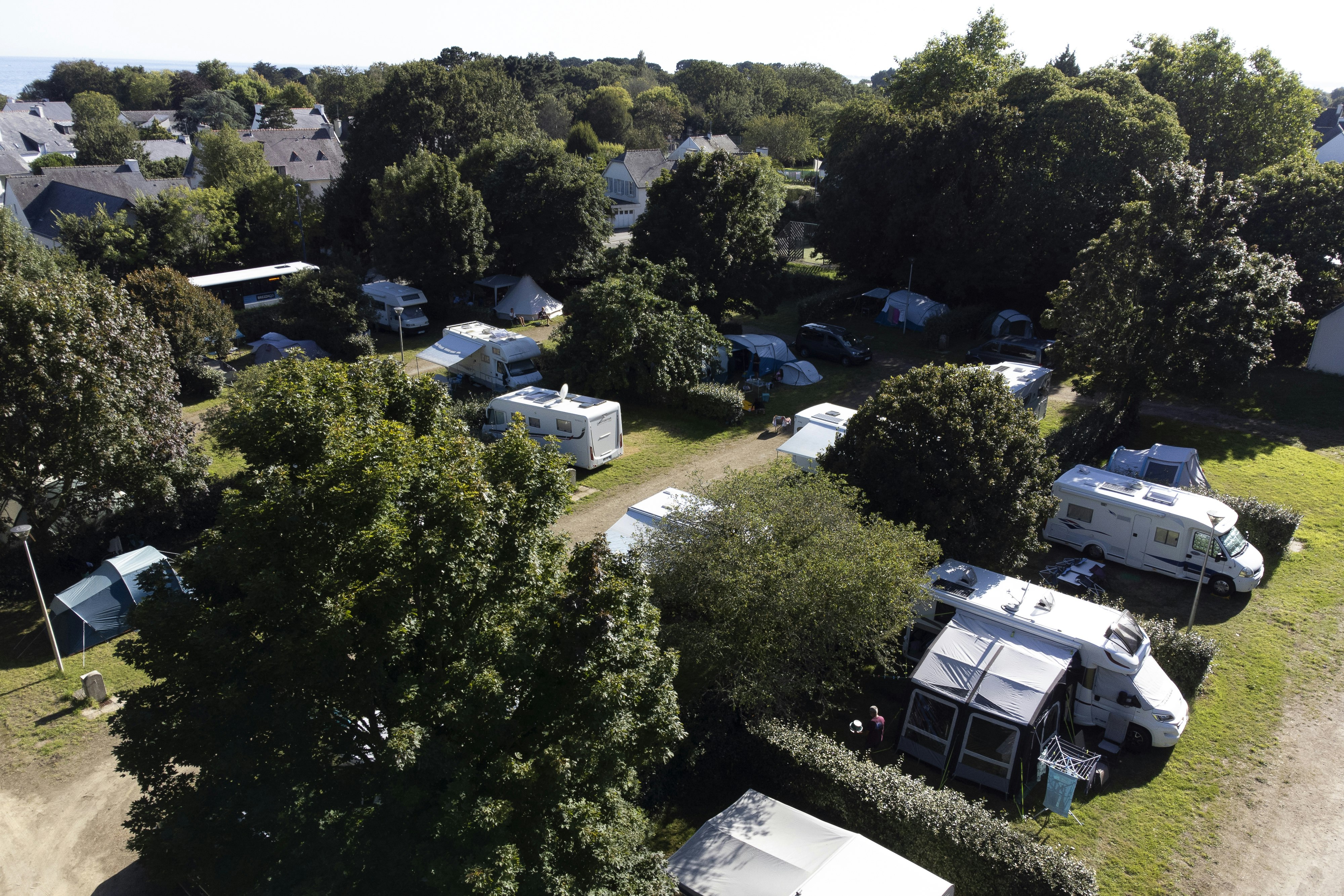 Camping Poulmic - Standplätze zwischen den Bäumen auf dem Campingplatz
