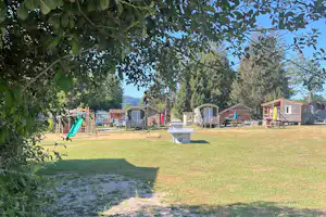 Camping Pourvoirie des Ellandes Blick auf den Spielplatz und unterschiedliche Mietunterkünfte