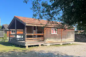 Camping Pourvoirie des Ellandes Chalet Mietunterkunft mit überdachter Veranda