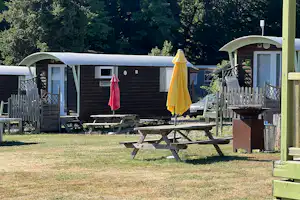 Camping Pourvoirie des Ellandes Roulotte Mietunterkünfte mit eigenem Picknick-Tisch
